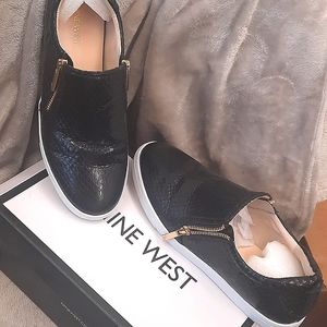 NINE WEST BLACK BUSYBEE SLIP ON SNAKE SKIN LIKE SNEAKER SIZE 9